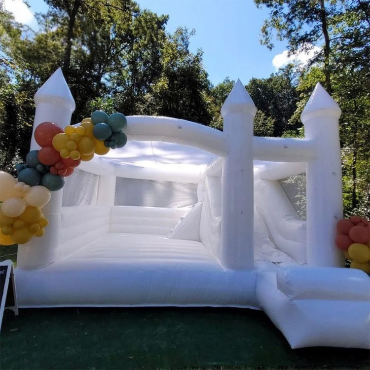Château gonflable blanc avec toboggan pour événements