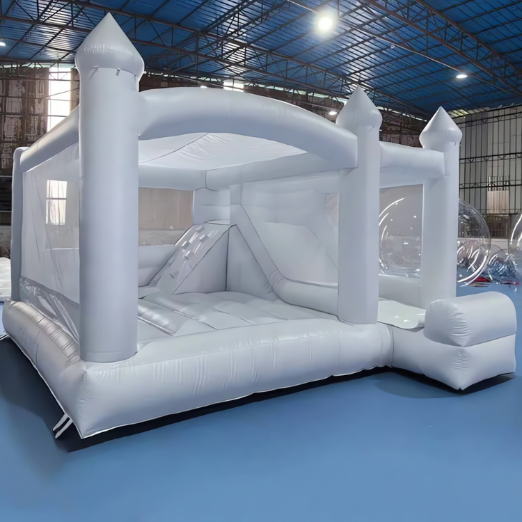 Château gonflable blanc avec toboggan pour événements