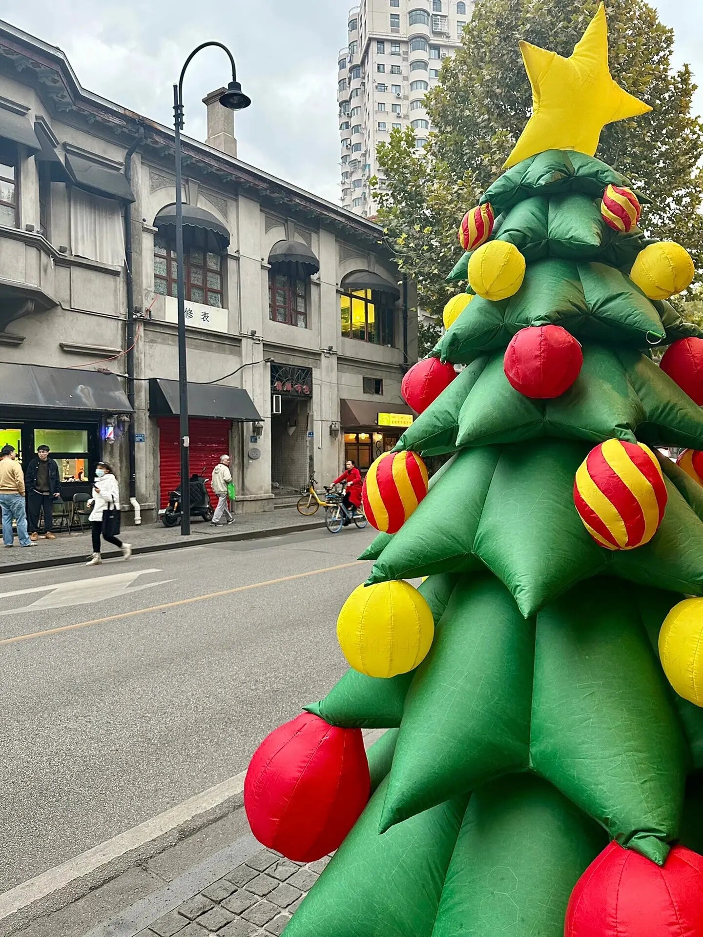 Bola de Navidad Roja Dorada Estrella Verde Inflable de Árbol de Navidad