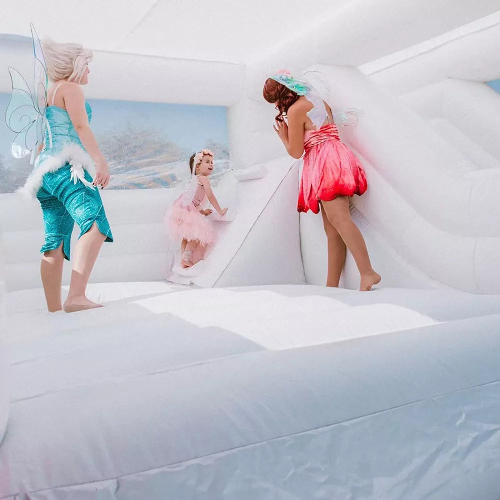 Château gonflable blanc de 14,8 pieds avec toboggan et piscine à balles