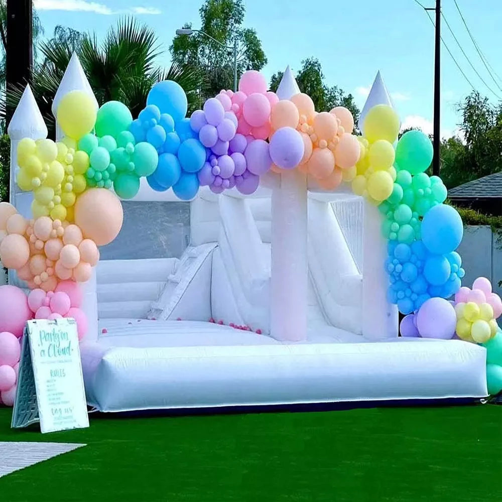 Casa de rebote blanca de 14.8 pies con tobogán y piscina de pelotas