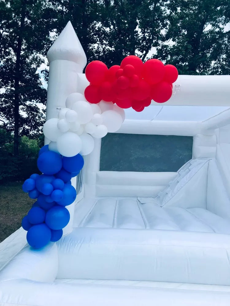 Château gonflable blanc de 14,8 pieds avec toboggan et piscine à balles
