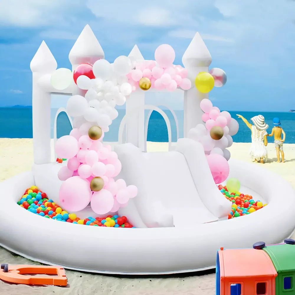 Maison gonflable blanche pour enfants avec toboggan