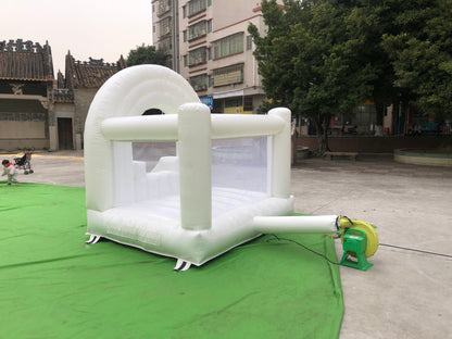 Mini-Hüpfburg-Spaß in weißem Regenbogen