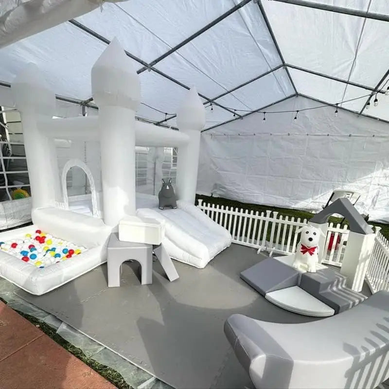 Casa de rebote inflable blanca de 9 pies para bodas con tobogán
