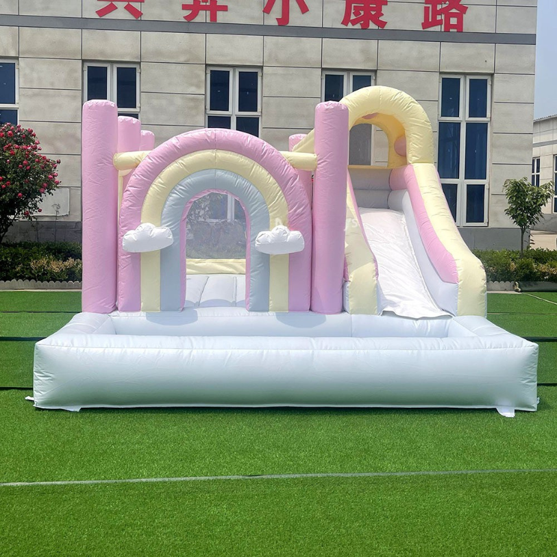 Toboggan gonflable arc-en-ciel pastel