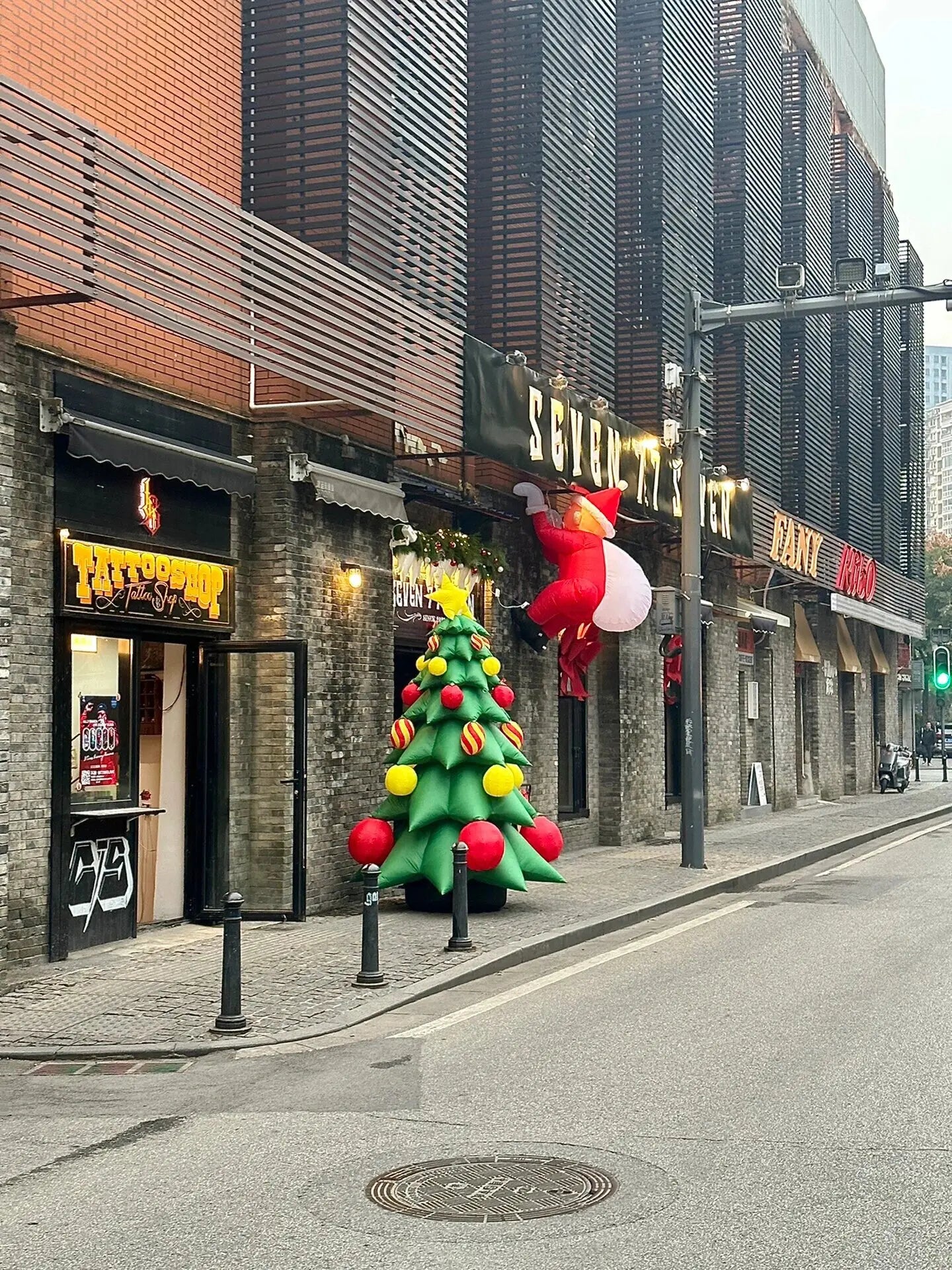 Bola de Navidad Roja Dorada Estrella Verde Inflable de Árbol de Navidad