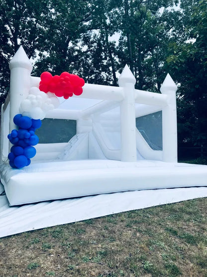 Château gonflable blanc de 14,8 pieds avec toboggan et piscine à balles